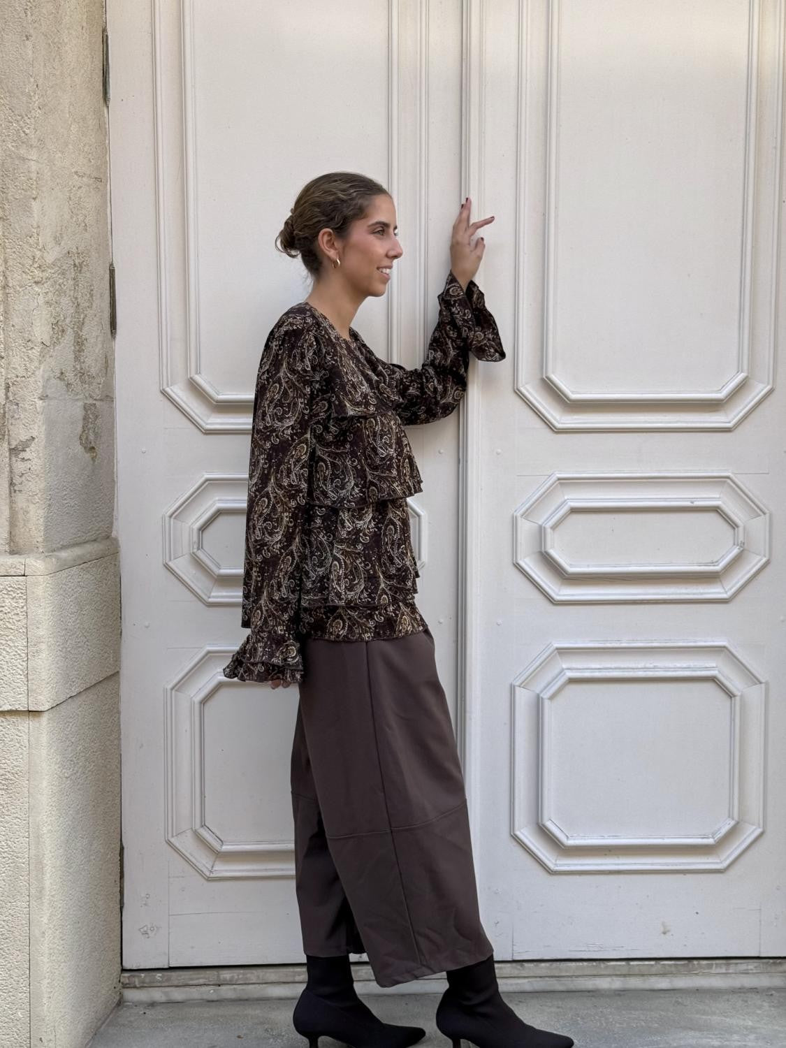 BLUSA VOLANTES PAISLEY ESPECIAS MARRÓN Marrón