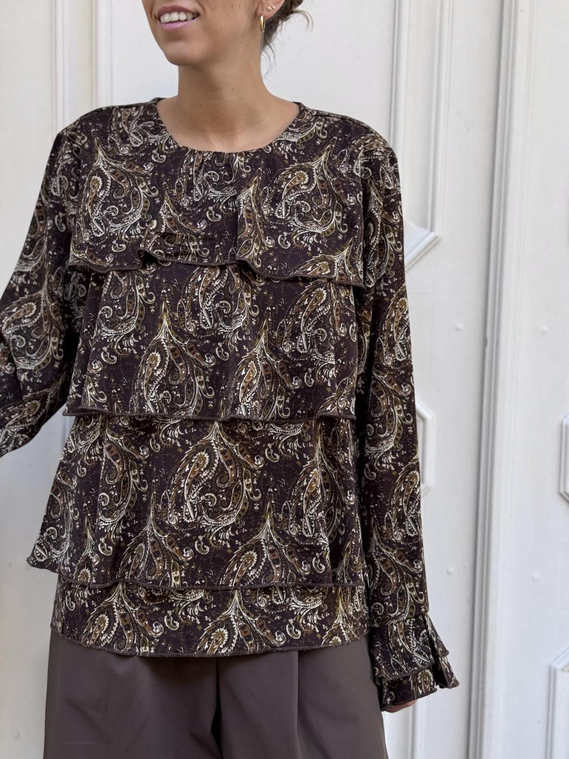 BLUSA VOLANTES PAISLEY ESPECIAS MARRÓN Marrón