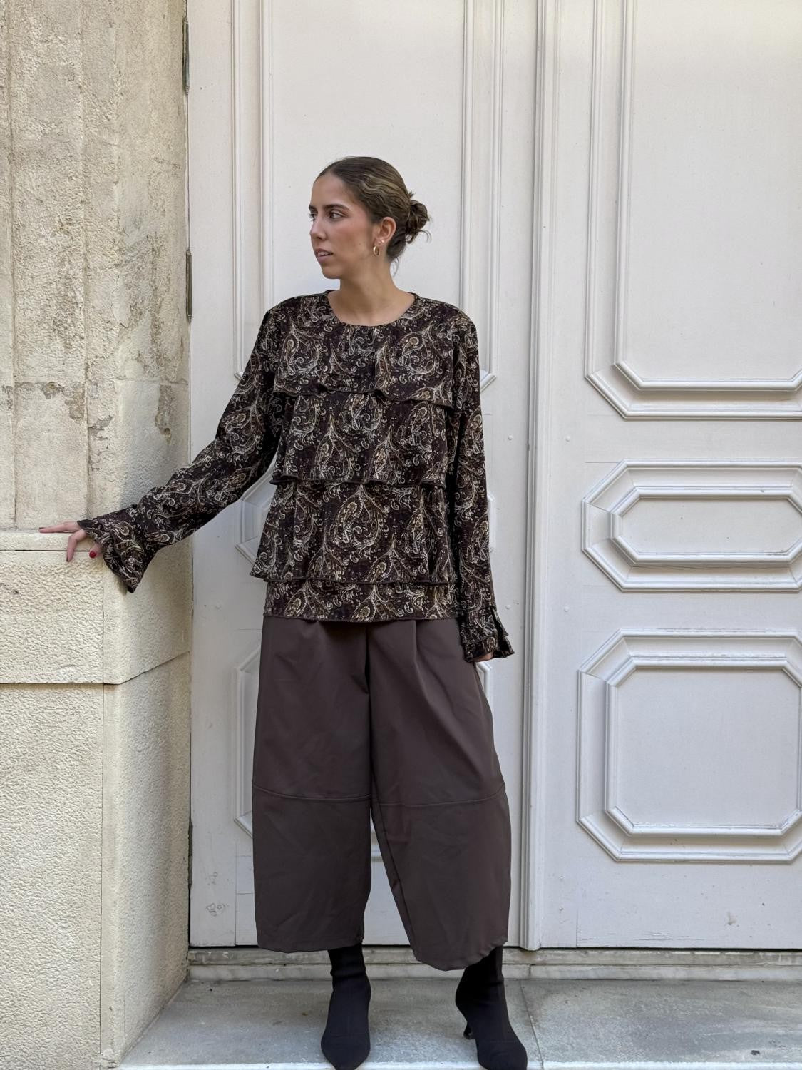 BLUSA VOLANTES PAISLEY ESPECIAS MARRÓN Marrón