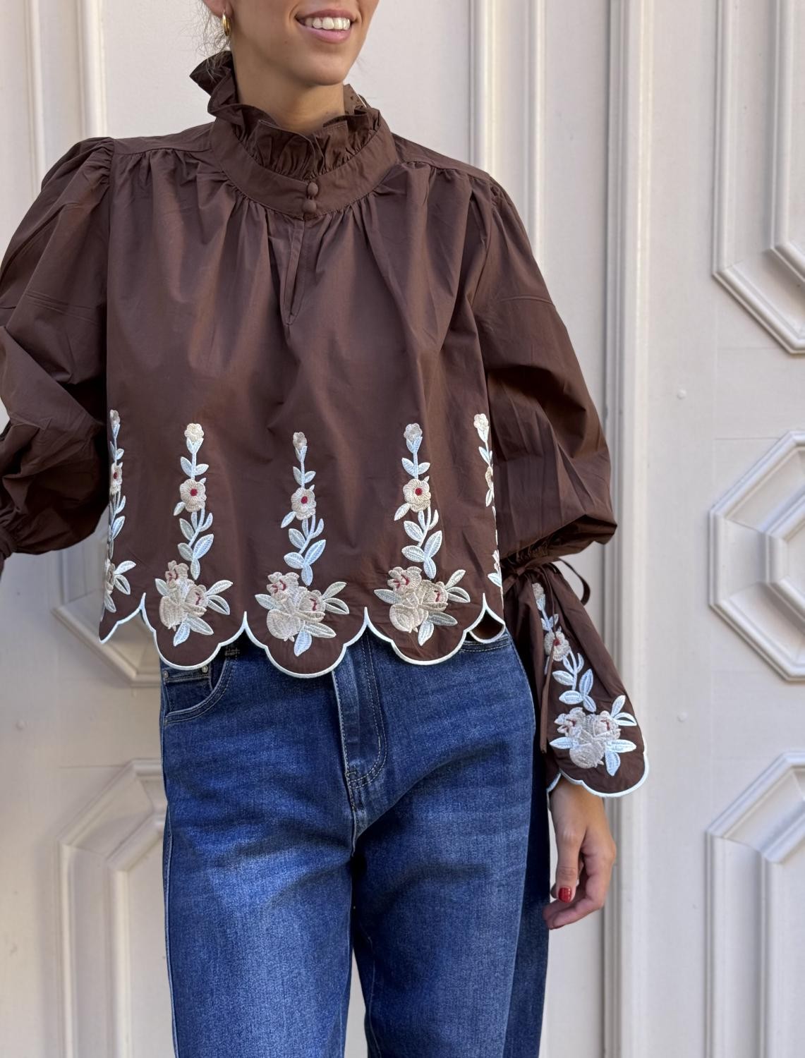 BLUSA POPELIN BORDADOS FLORALES TULIPA MARRÓN Marrón