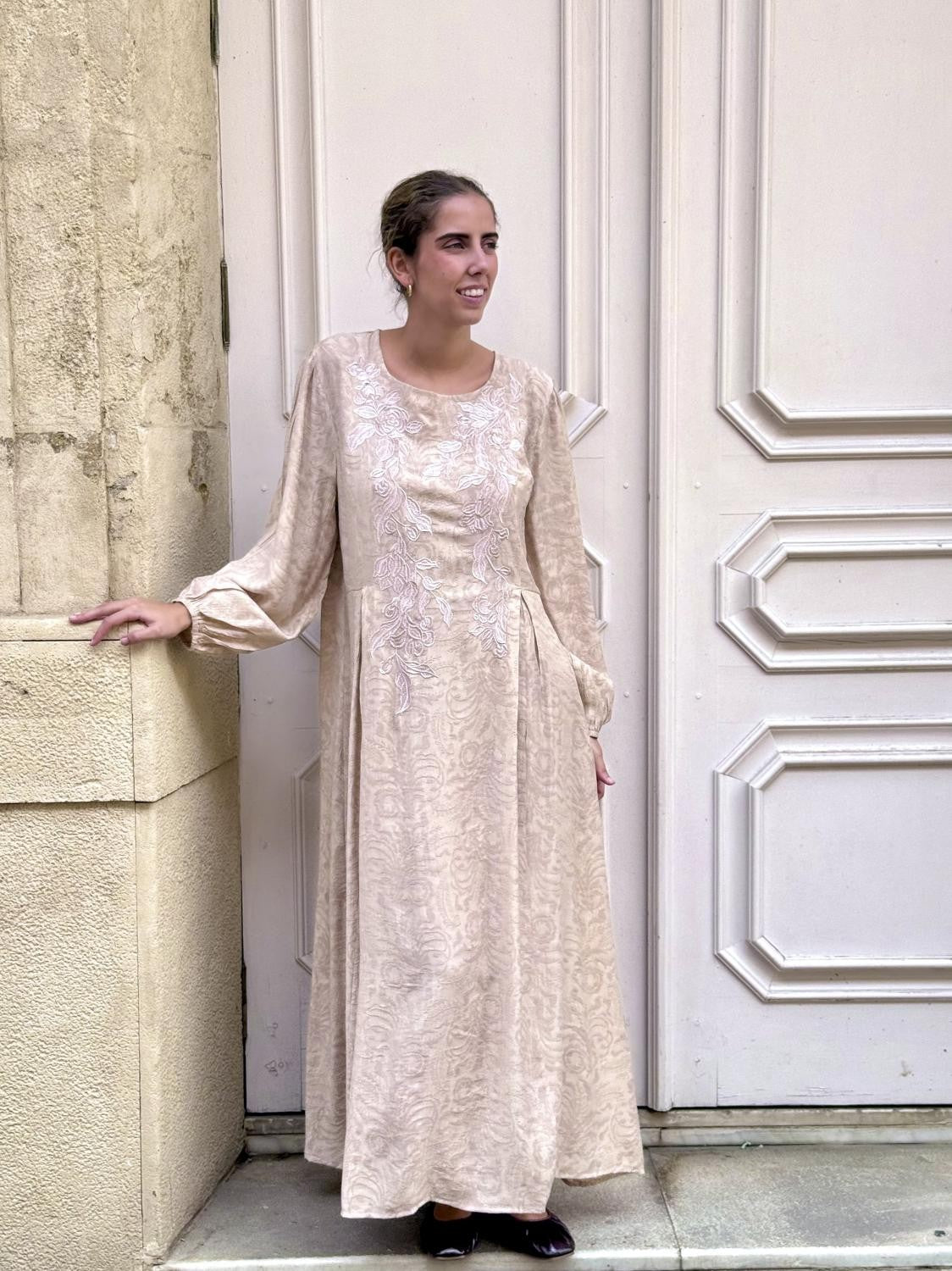 VESTIDO BORDADO FLORAL ISADORA Beige