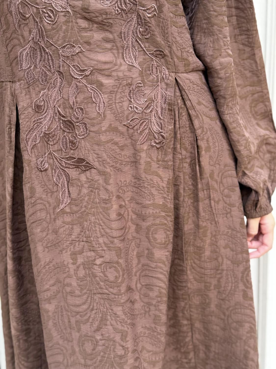 VESTIDO BORDADO FLORAL ISADORA Marrón