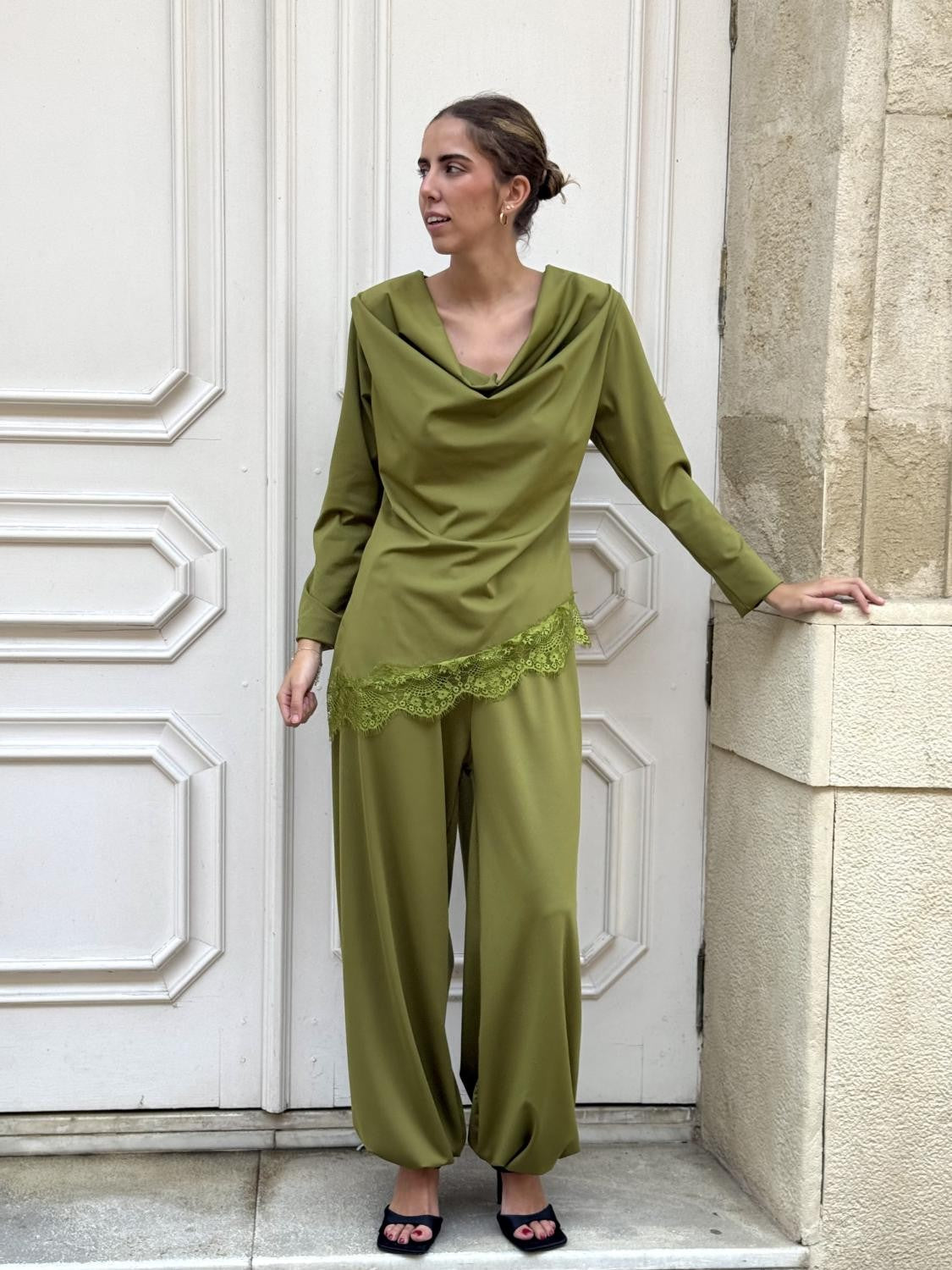 CONJUNTO PUNTO DE SEDA BLUSA DRAPEADA MÁS PANTALÓN BOMBACHO KIMO Verde
