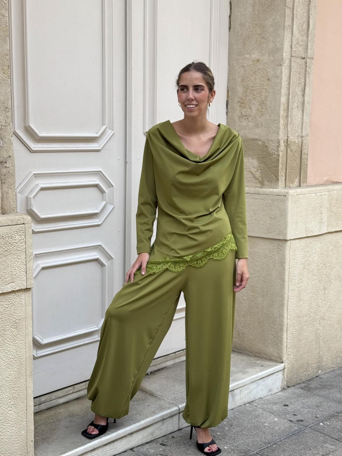 CONJUNTO PUNTO DE SEDA BLUSA DRAPEADA MÁS PANTALÓN BOMBACHO KIMO Verde