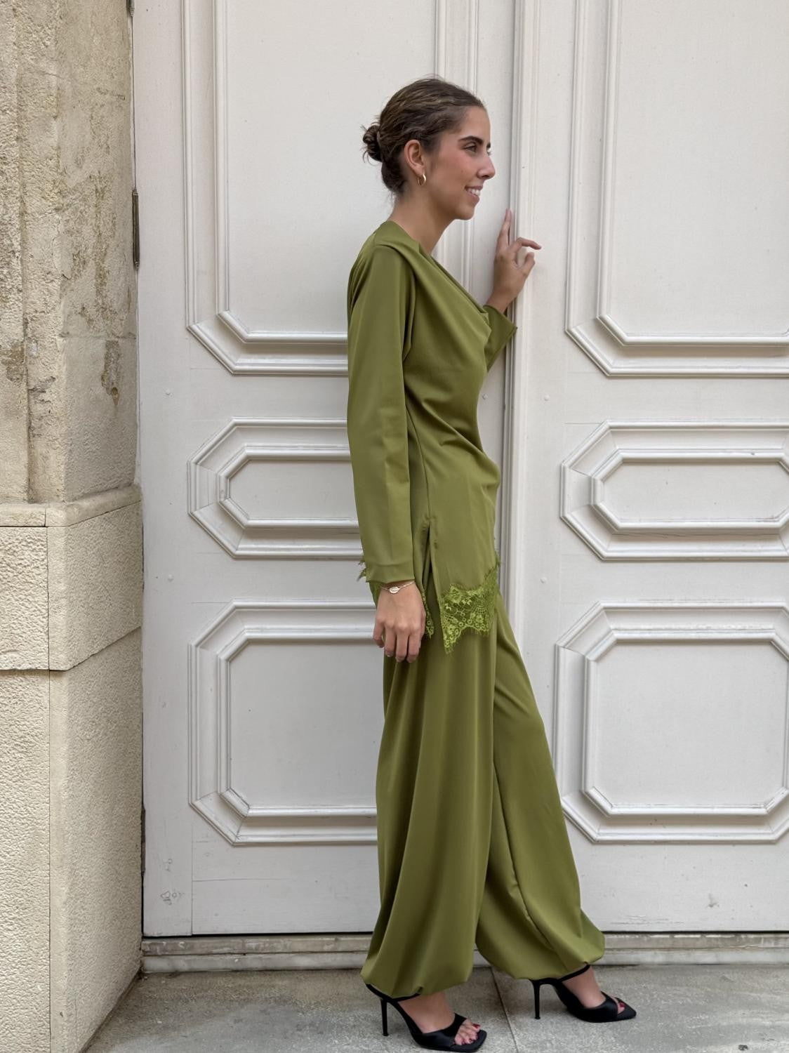 CONJUNTO PUNTO DE SEDA BLUSA DRAPEADA MÁS PANTALÓN BOMBACHO KIMO Verde