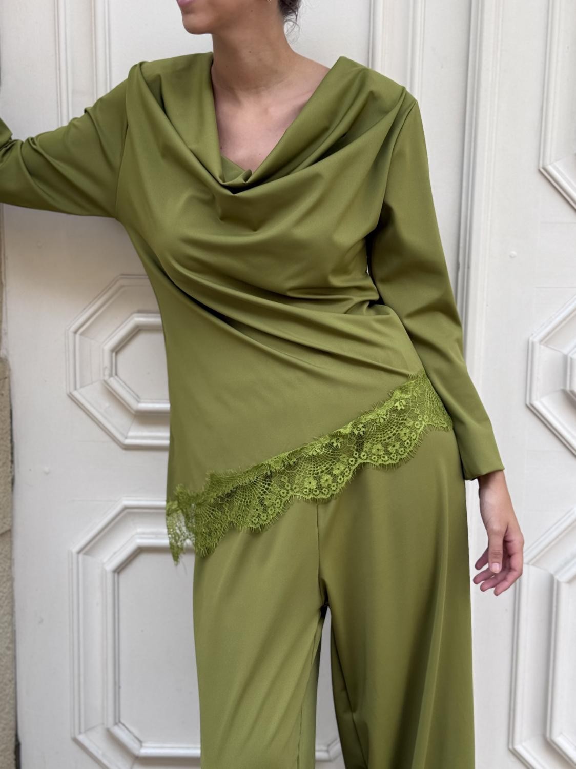 CONJUNTO PUNTO DE SEDA BLUSA DRAPEADA MÁS PANTALÓN BOMBACHO KIMO Verde