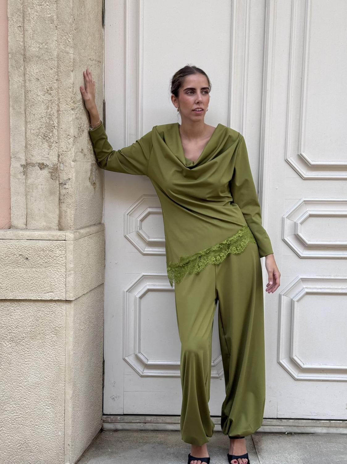 CONJUNTO PUNTO DE SEDA BLUSA DRAPEADA MÁS PANTALÓN BOMBACHO KIMO Verde