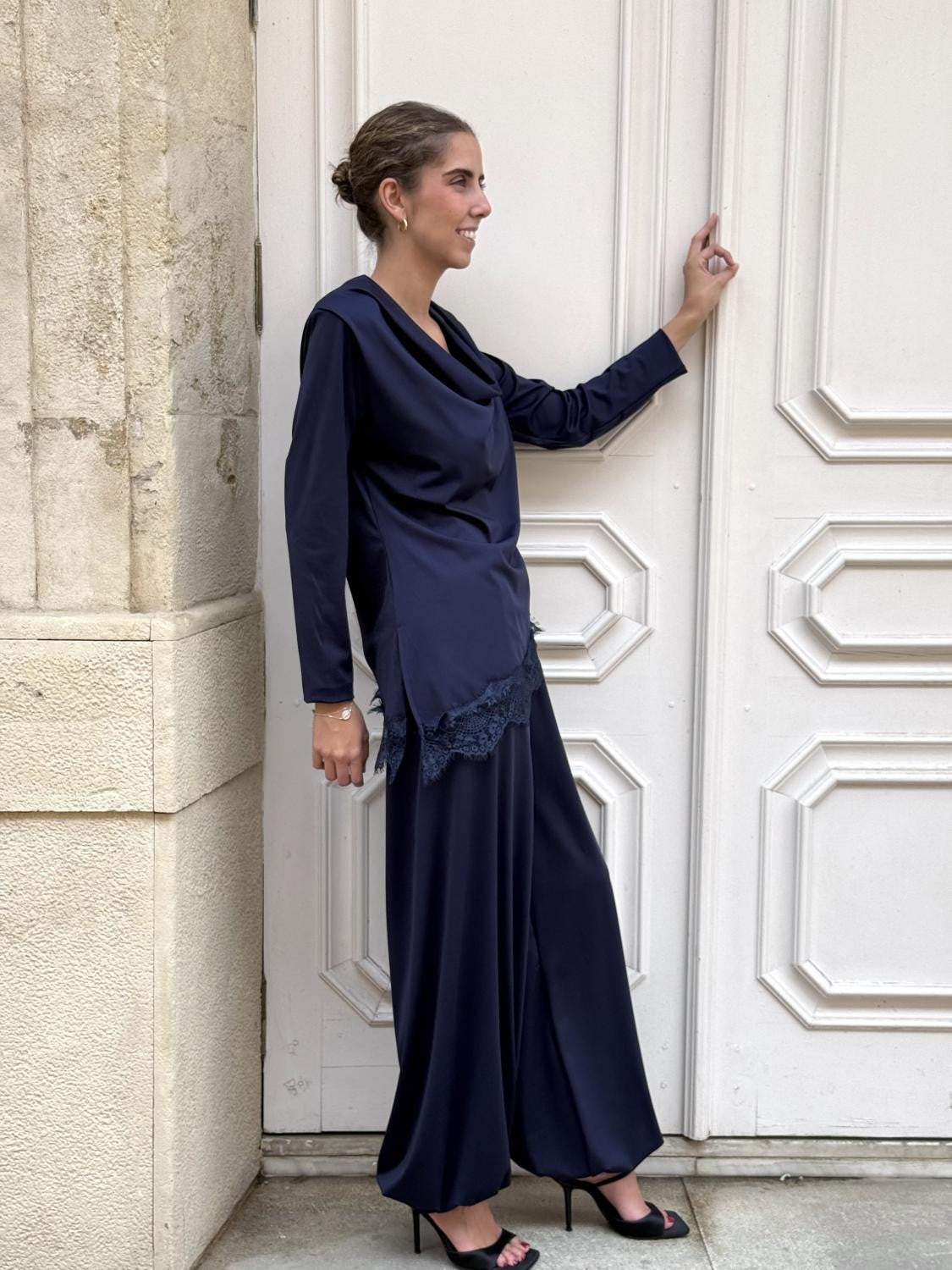 CONJUNTO PUNTO DE SEDA BLUSA DRAPEADA MÁS PANTALÓN BOMBACHO KIMO Marino