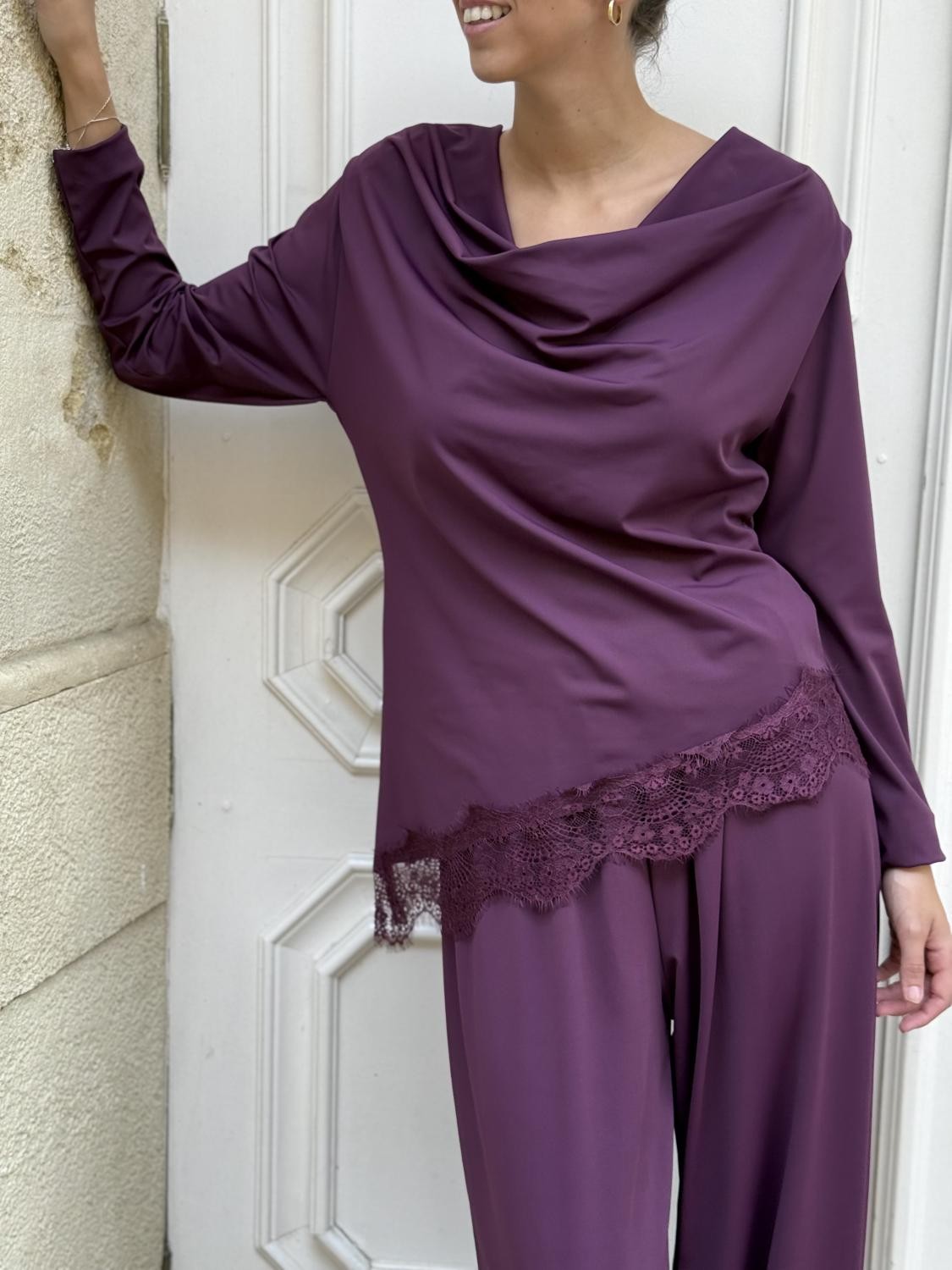 CONJUNTO PUNTO DE SEDA BLUSA DRAPEADA MÁS PANTALÓN BOMBACHO KIMO Burdeos