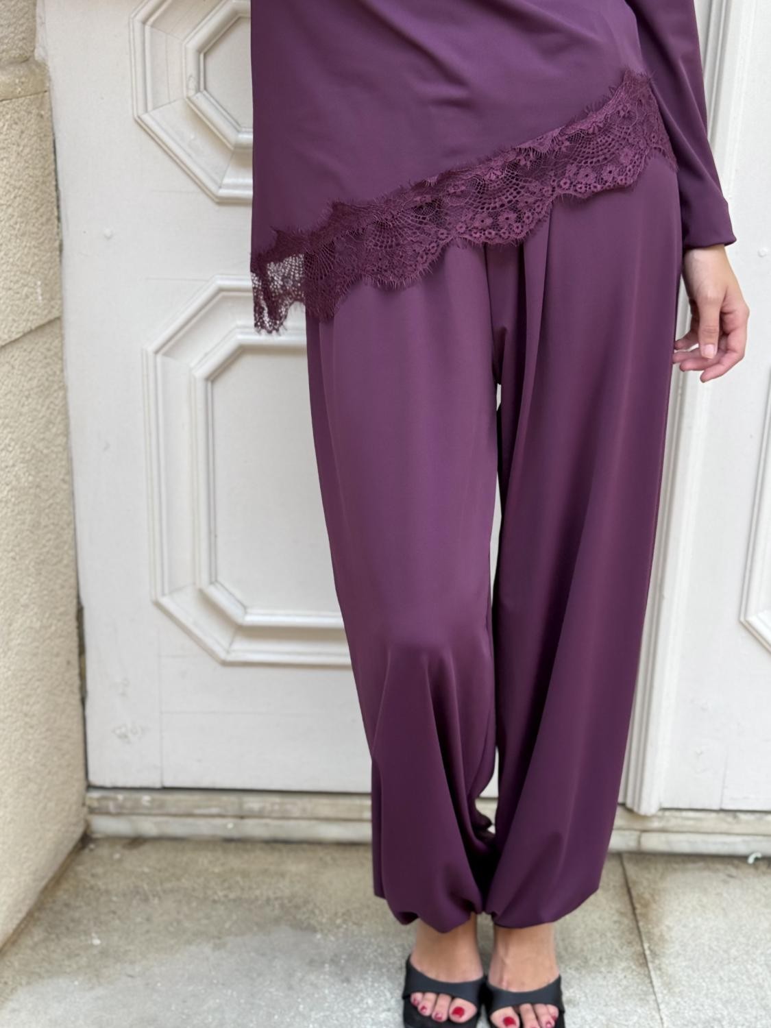CONJUNTO PUNTO DE SEDA BLUSA DRAPEADA MÁS PANTALÓN BOMBACHO KIMO Burdeos
