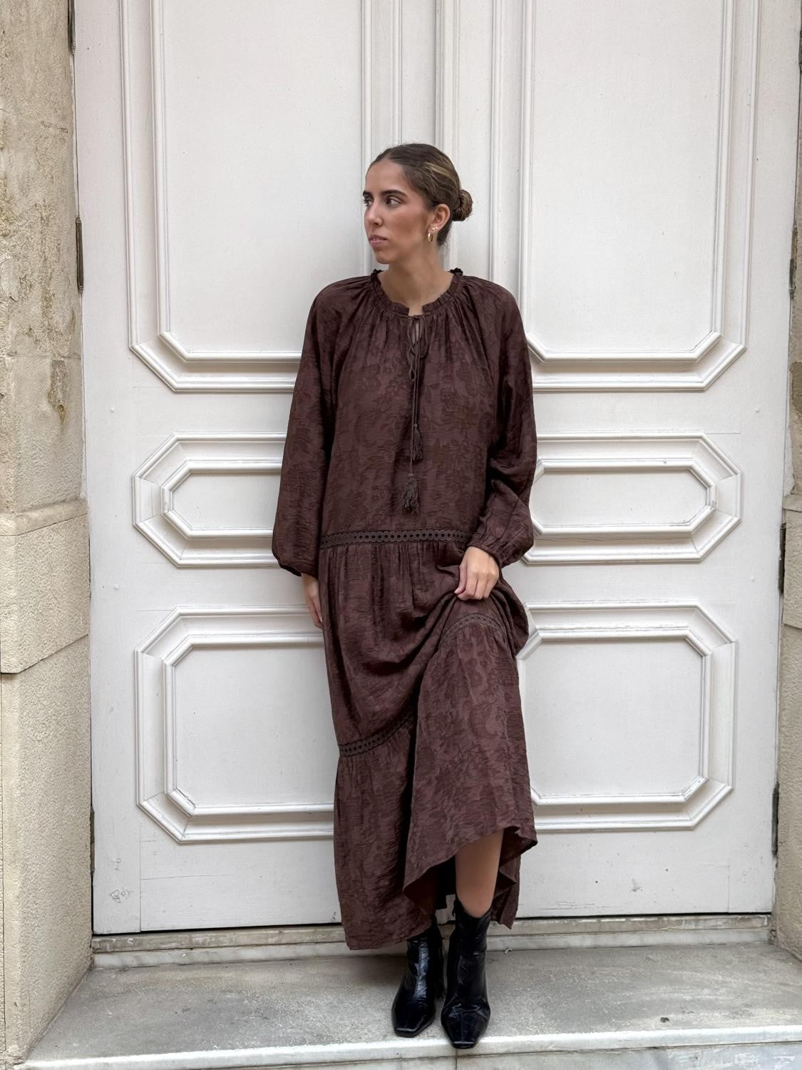 VESTIDO BORDADO CON LAZADA SILVESTRE MARRÓN Marrón