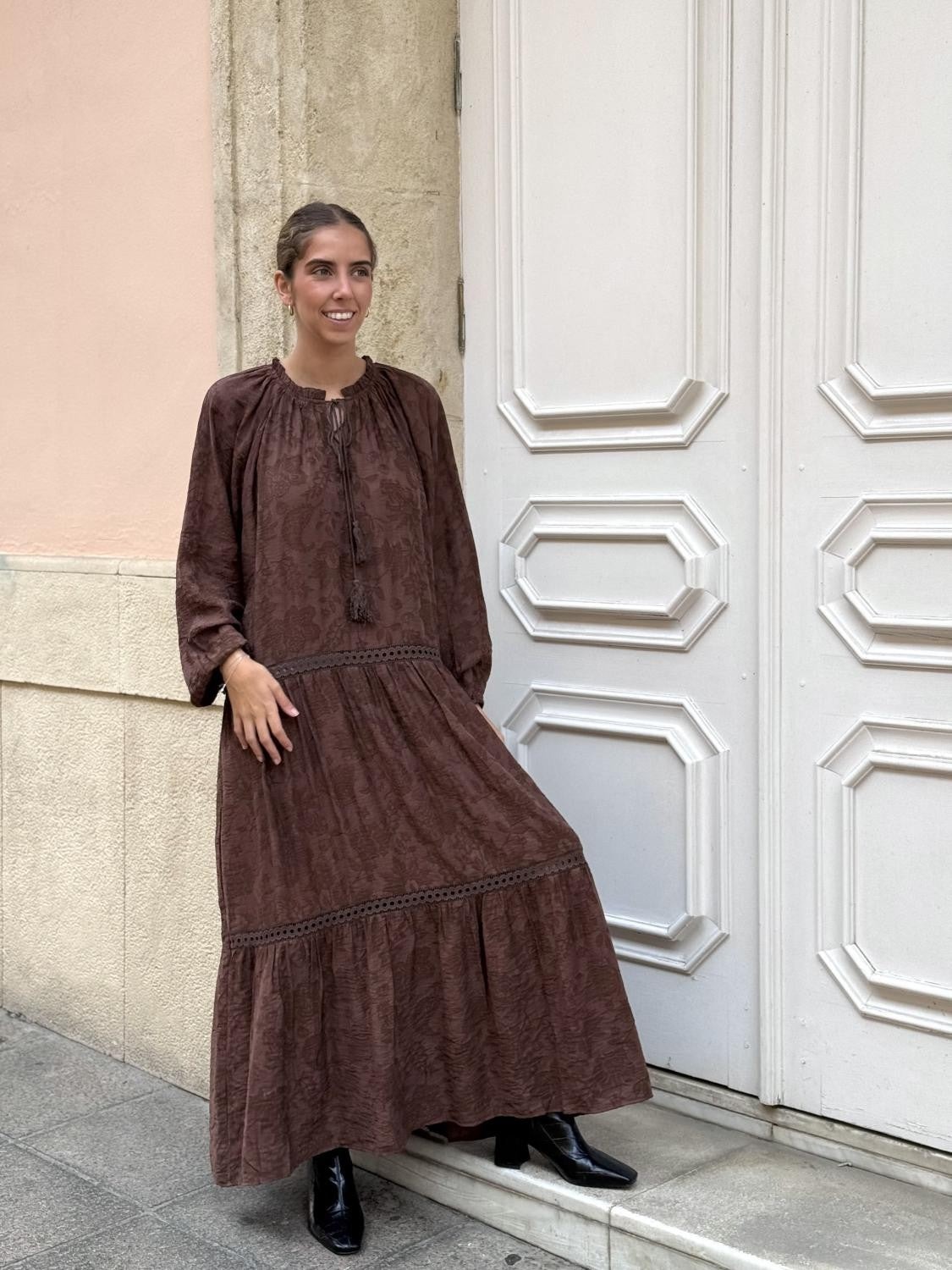 VESTIDO BORDADO CON LAZADA SILVESTRE MARRÓN Marrón