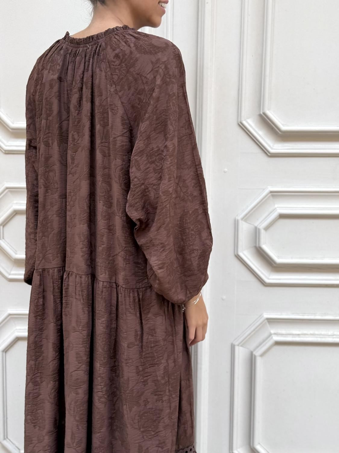 VESTIDO BORDADO CON LAZADA SILVESTRE MARRÓN Marrón