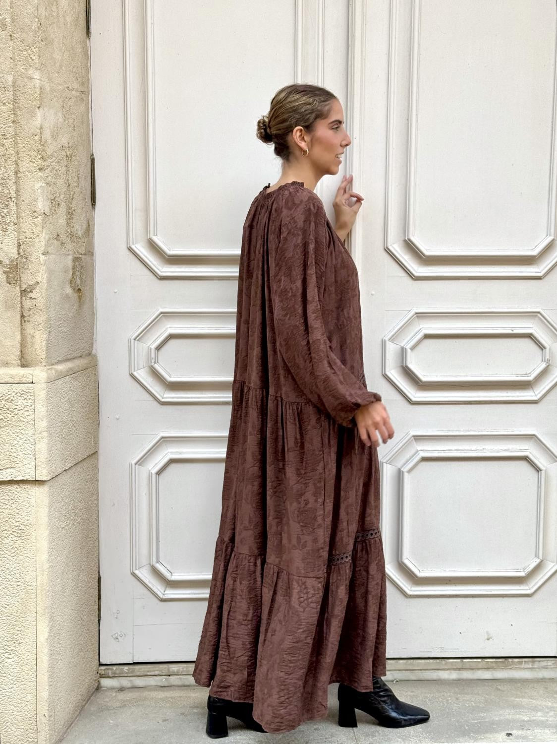 VESTIDO BORDADO CON LAZADA SILVESTRE MARRÓN Marrón