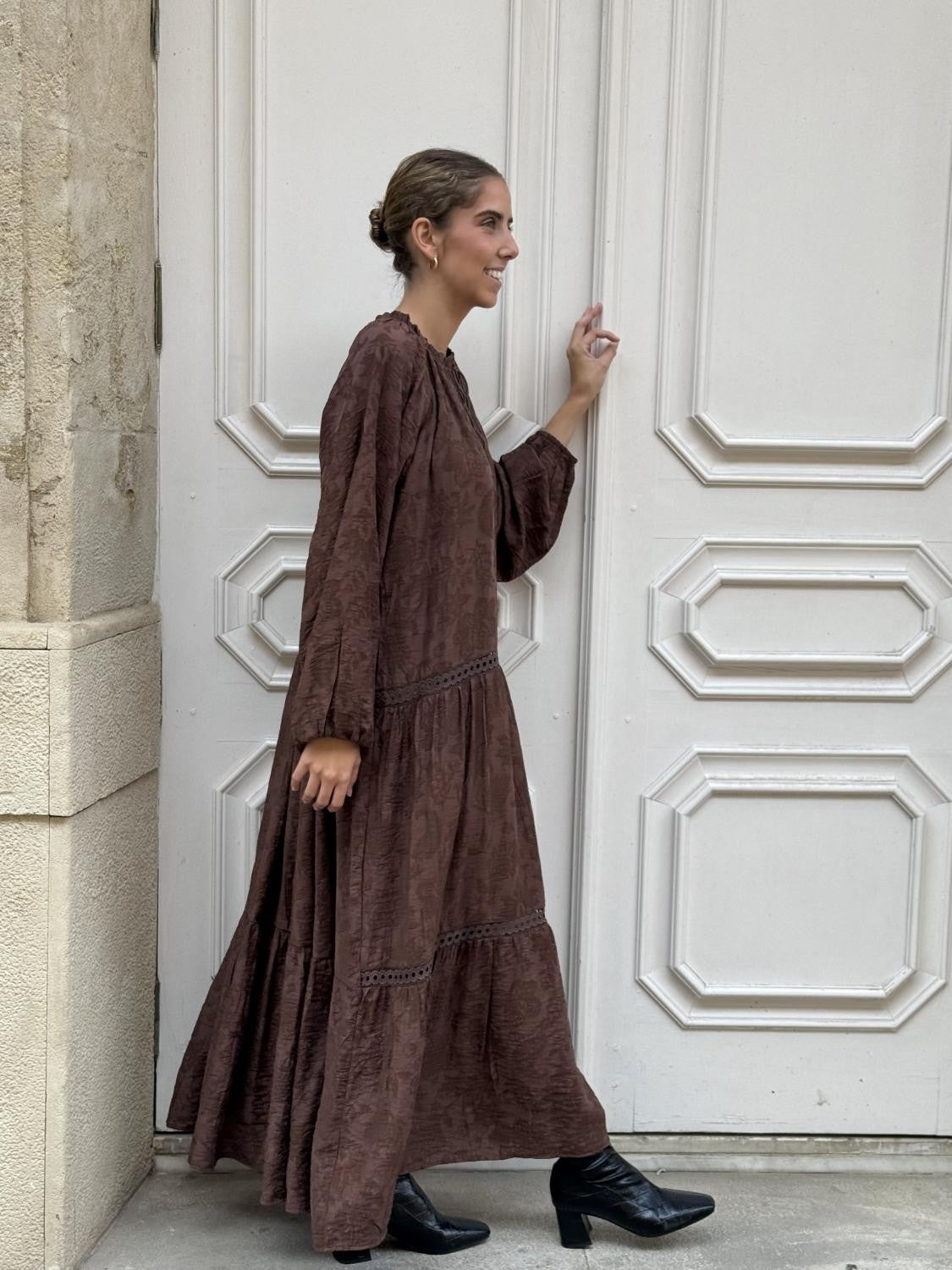 VESTIDO BORDADO CON LAZADA SILVESTRE MARRÓN Marrón