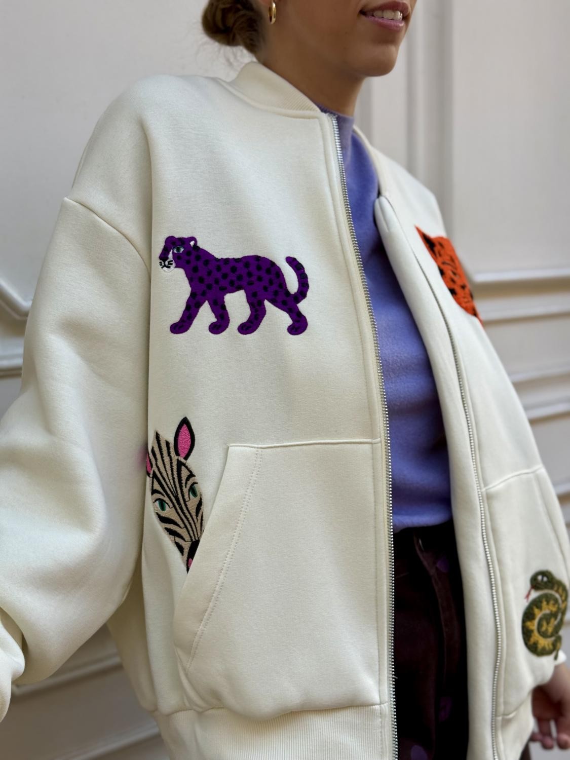 CHAQUETA BOMBER CON BORDADO EN RELIEVE BESTIARIO Beige