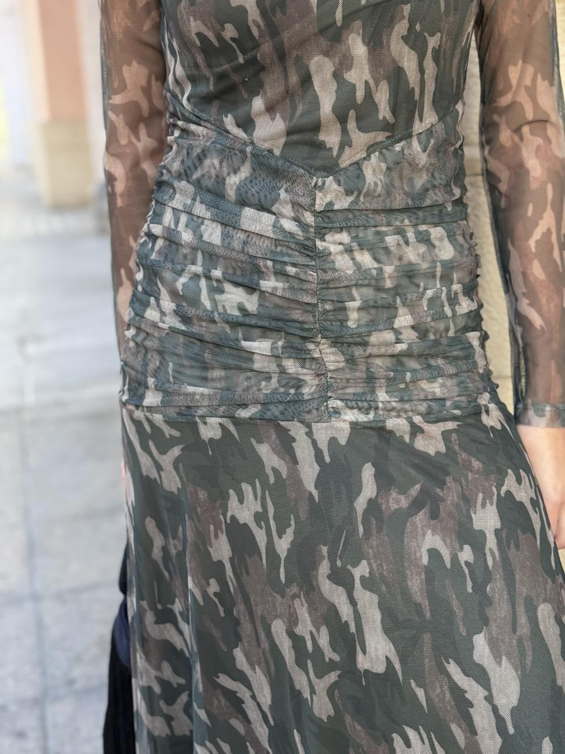 VESTIDO MIDI DE TUL ESTAMPADO MILITAR LA INDOMABLE - VERDE